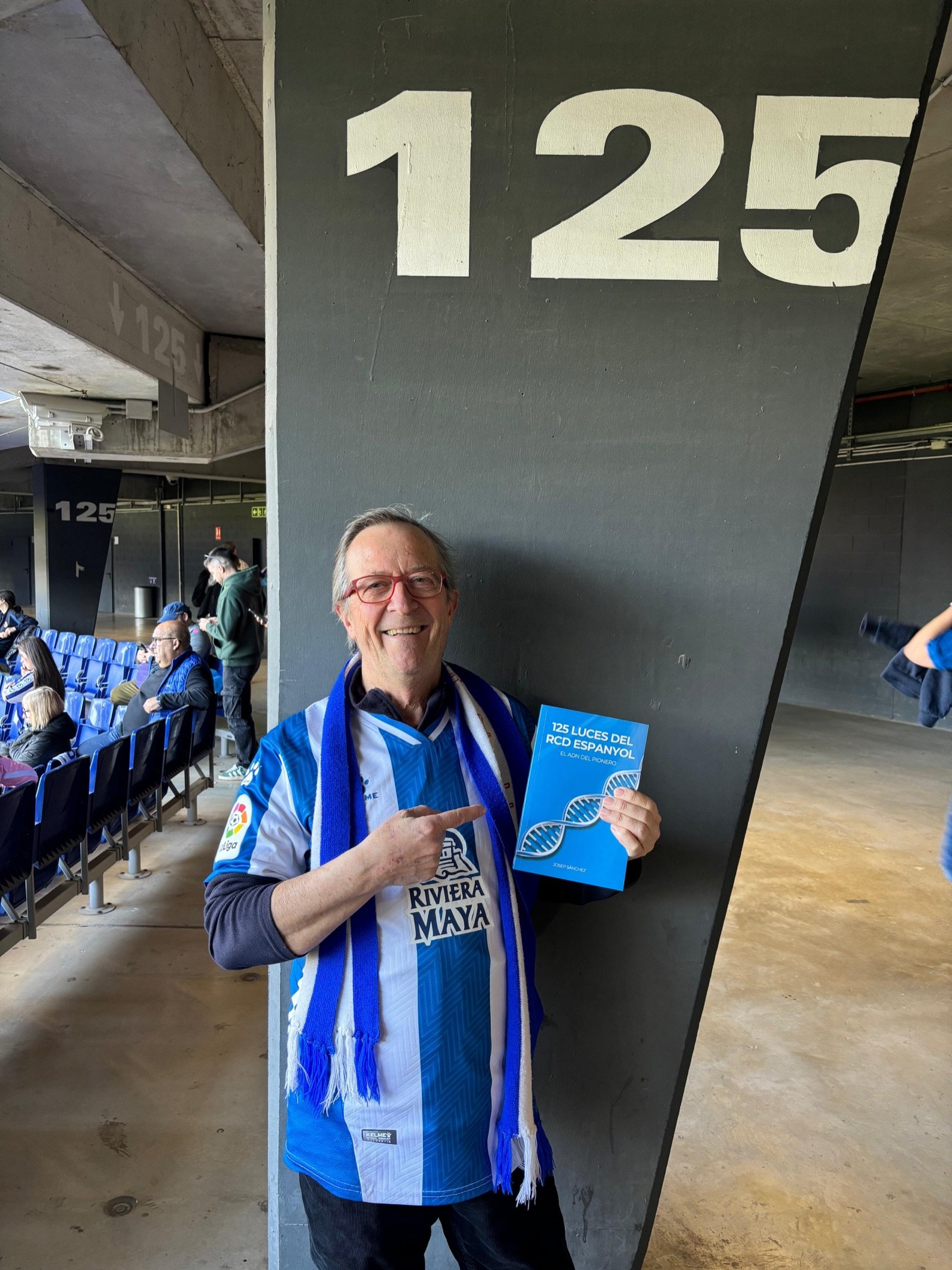 Josep Sánchez con el libro 125 Luces del RCD Espanyol en el RCDE Stadium